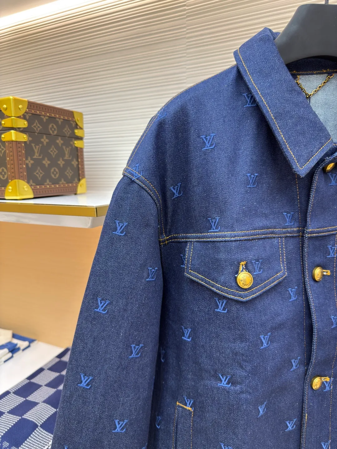 LOUIS VUITTON embroidered logo denim jacket ●Authentic product: purchased and developed by 26506 ●Item number: 1680016-B85 ●Fabric: denim fabric ●Technology: embroidery production ●Version: fitted version ●Weight: about 1290 grams ●Size: 46-48-50-52 ●Description: The fabric is made of 430g denim fabric, which feels breathable and comfortable after washing. Every detail is customized by YB, with matching patterns, custom hardware buttons, and leather tags that are highly restored, comparable to the original ones. It can be matched with the same style to create a fashionable look, and can be used in various occasions. Customized accessories, complete with three standards, same style for men and women!